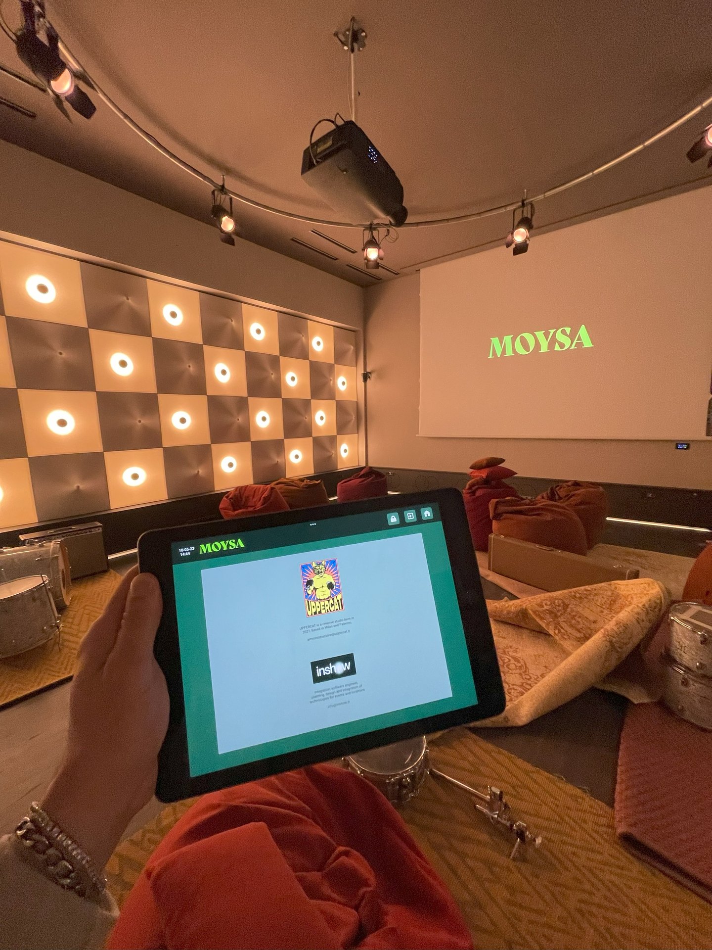 Controllo tablet sala cinema privata