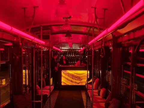 Allestimento luci scenografico su tram storico, luce rossa