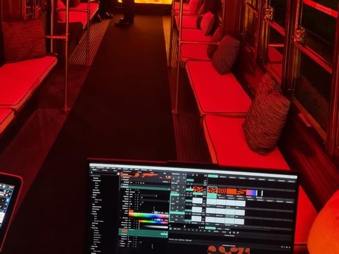 Programmazione luci su tram storico allestito, console e luce rossa scenica