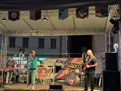 Concerto in piazza: palco, audio e luci