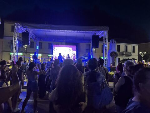 Concerto in piazza a Lacchiarella: palco, audio e luci