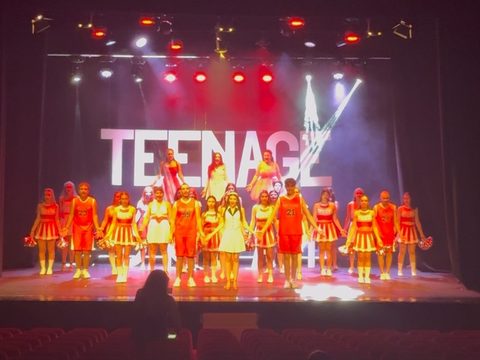 Musical in teatro: palco, costumi e luci di scena, 2022