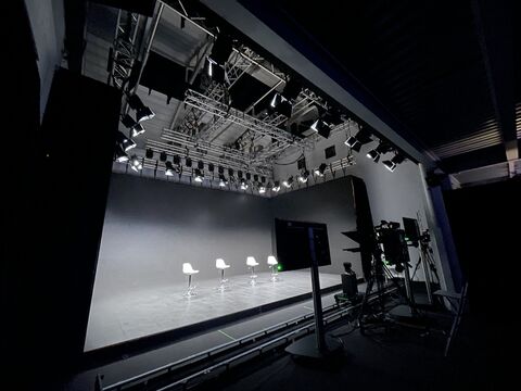 Spettacolo in teatro: luci di scena e audio, 2023
