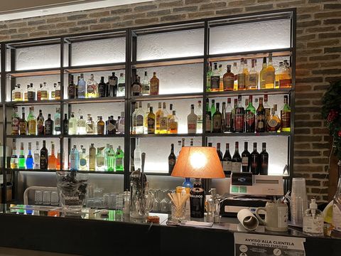 Scaffalature illuminate a LED in un bar