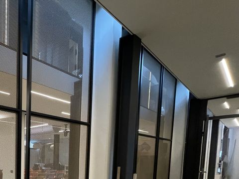 Linee di luce integrate in soffitto e pareti