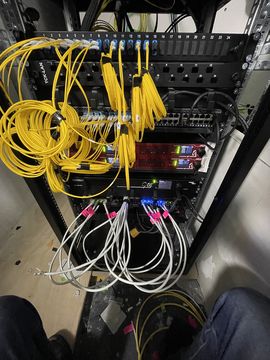 Patch in fibra ottica nel rack di rete