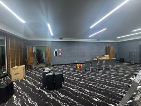 Sala con illuminazione integrata a soffitto
