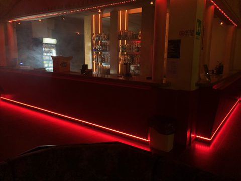 Bancone bar con profili LED integrati