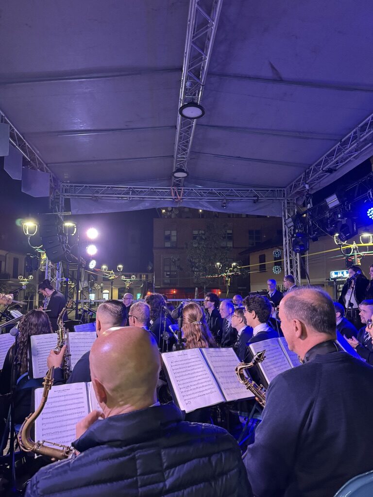 Festa dell’Oca — banda in piazza con luci e amplificazione