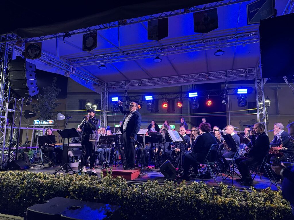 Festa dell’Oca — orchestra sotto la tendostruttura con impianto audio