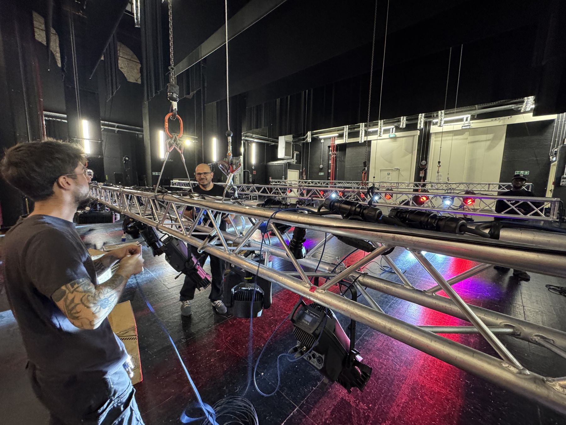 Montaggio delle americane luci sul palco del Teatro Lirico