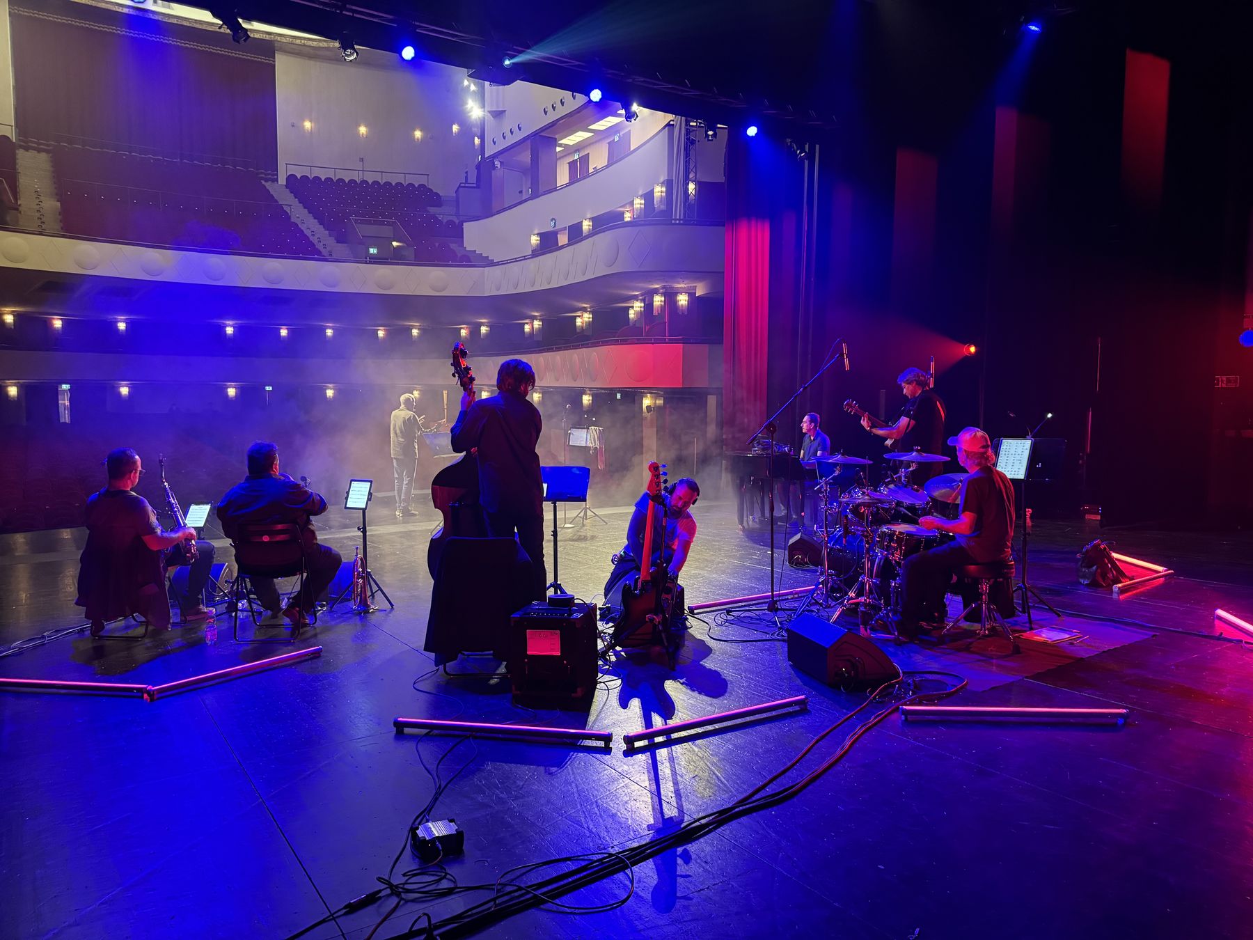 Big band in prova vista dal lato del palco