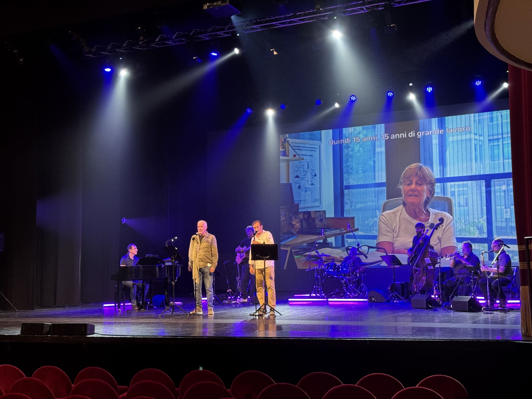 Prove sul palco con il video proiettato sul fondale