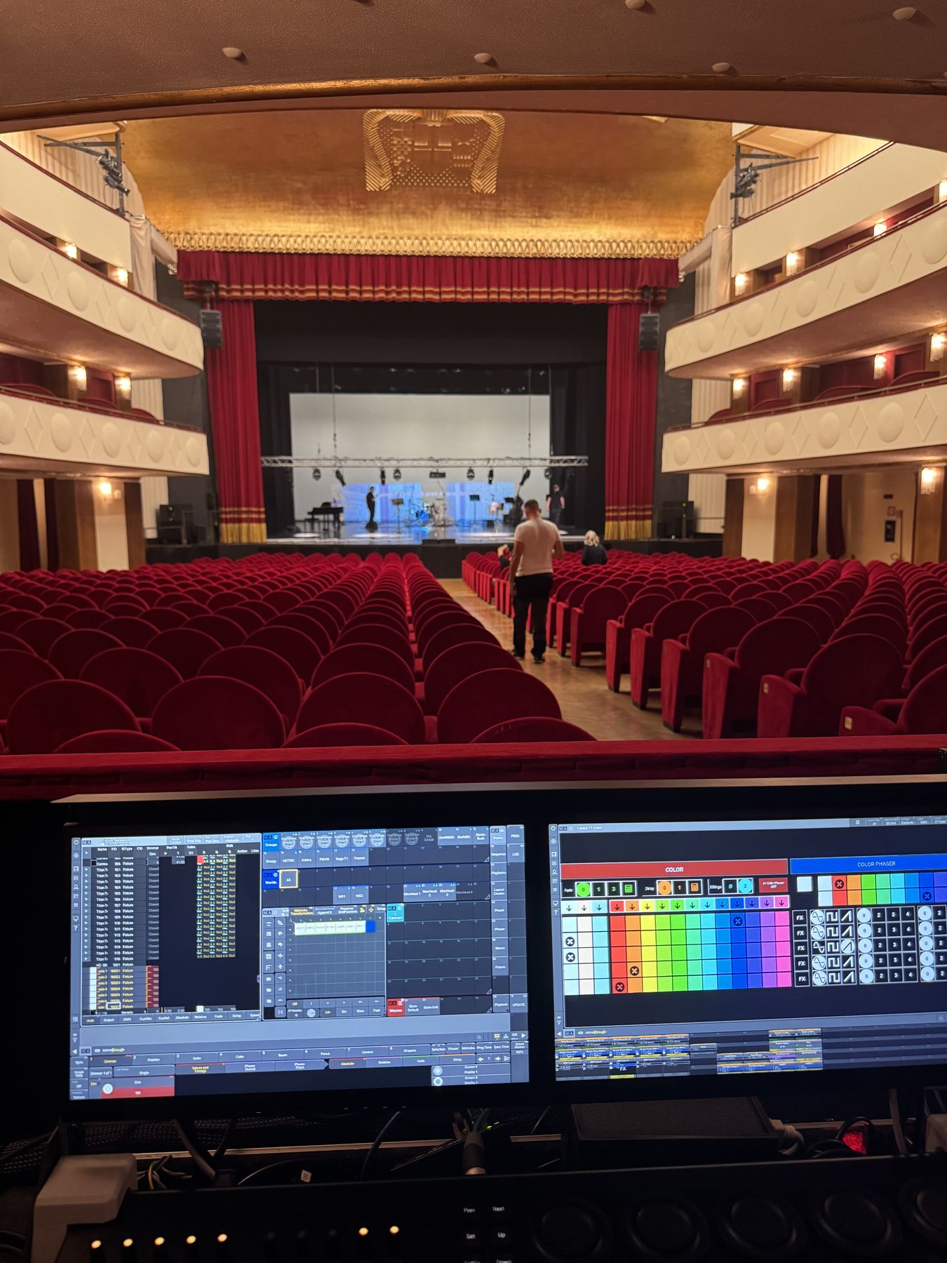 Console luci in regia con vista sulla sala del Teatro Lirico