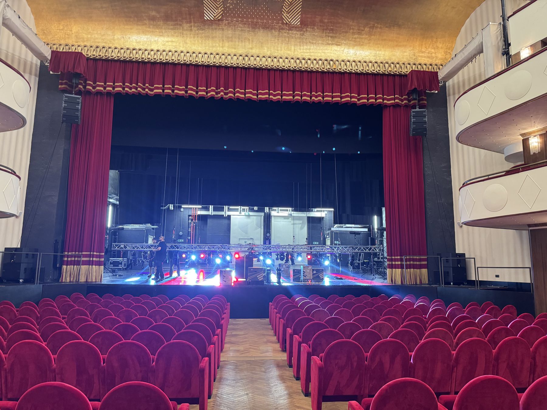 Teatro Lirico Giorgio Gaber dalla platea con le tre americane montate